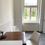 아파트 Retro Boho Style St Clement With A Oasis 프라하